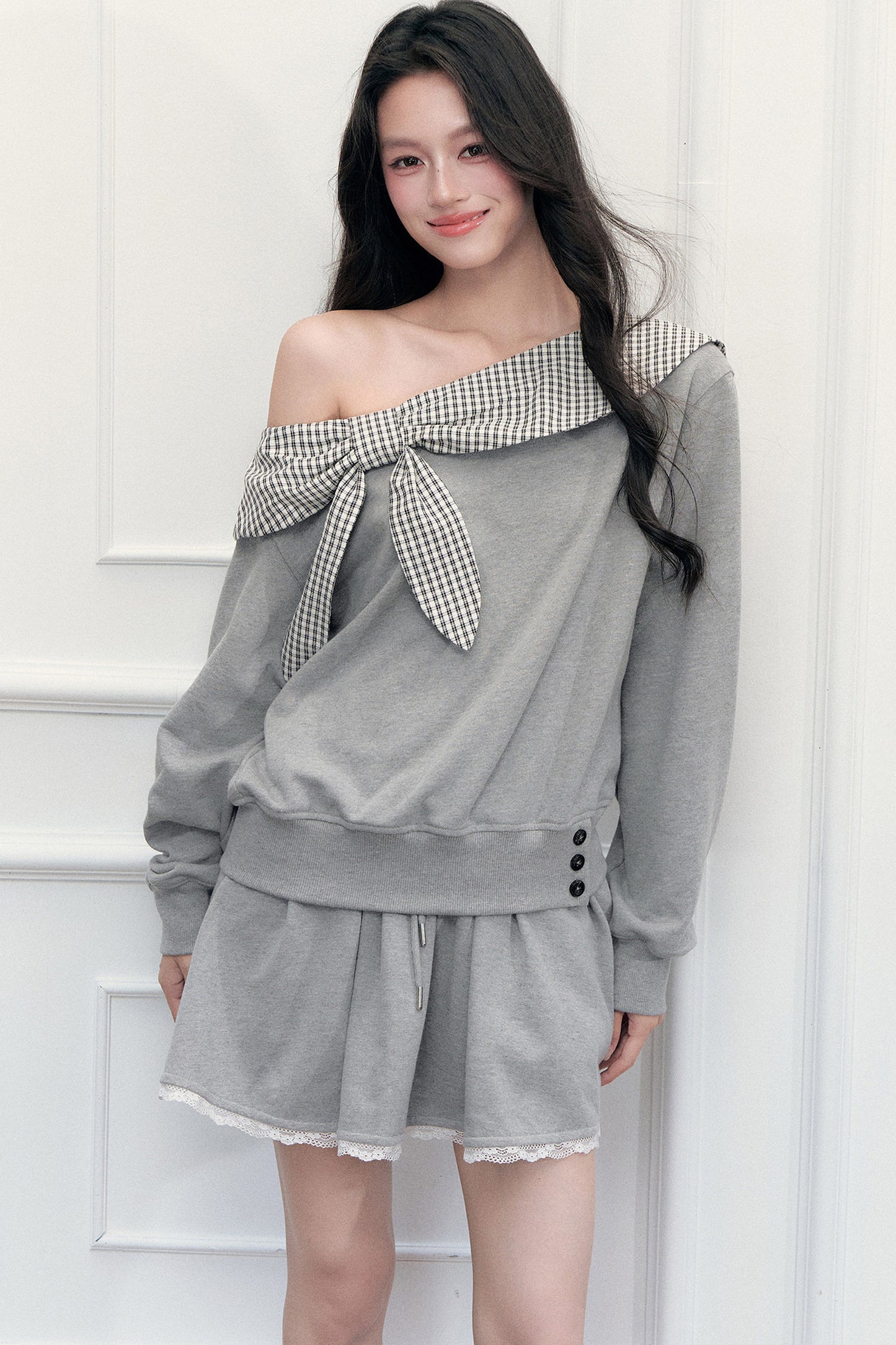 Ensemble sweatshirt épaules dénudées et jupe patchwork à carreaux