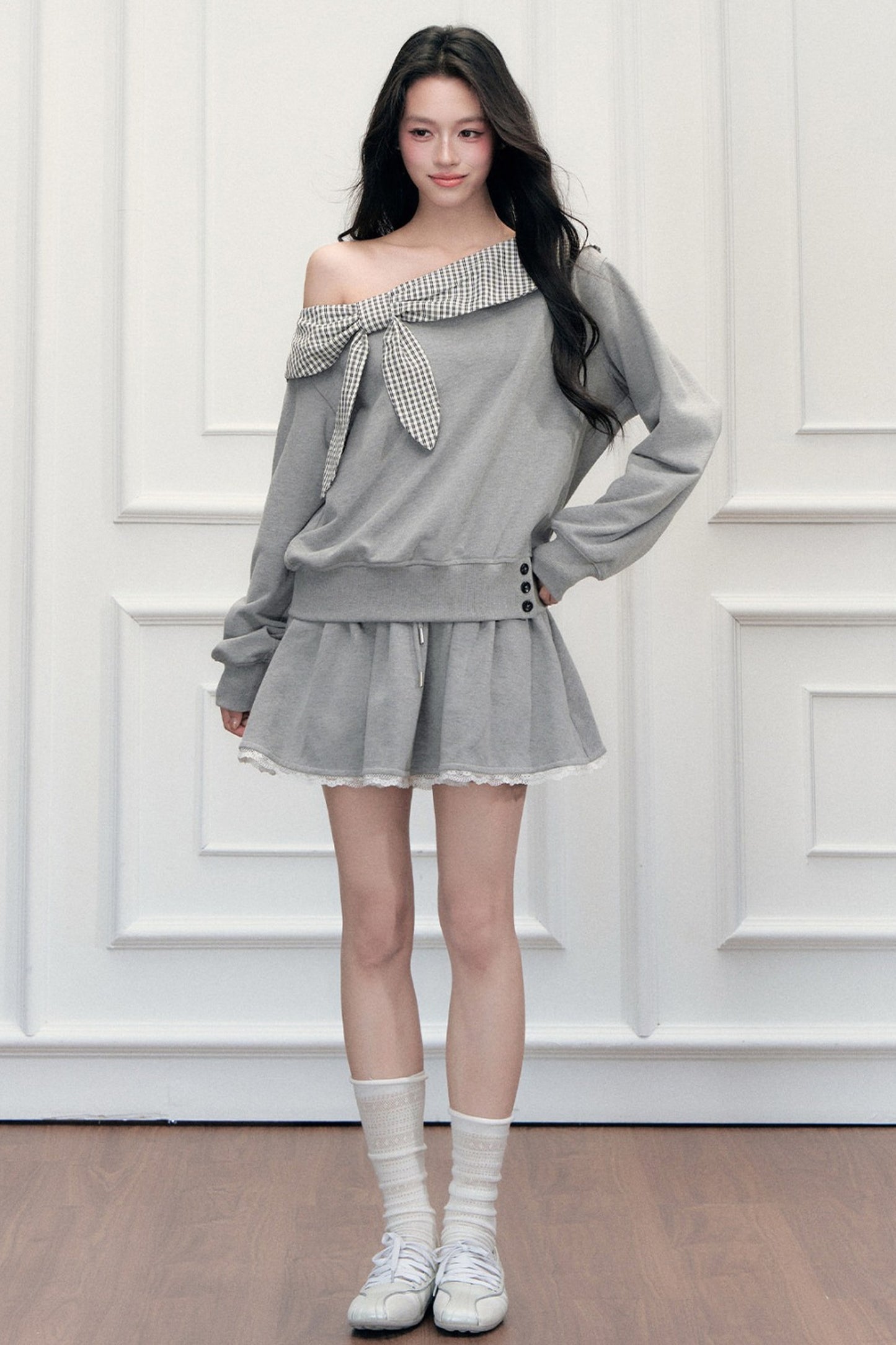 Ensemble sweatshirt épaules dénudées et jupe patchwork à carreaux