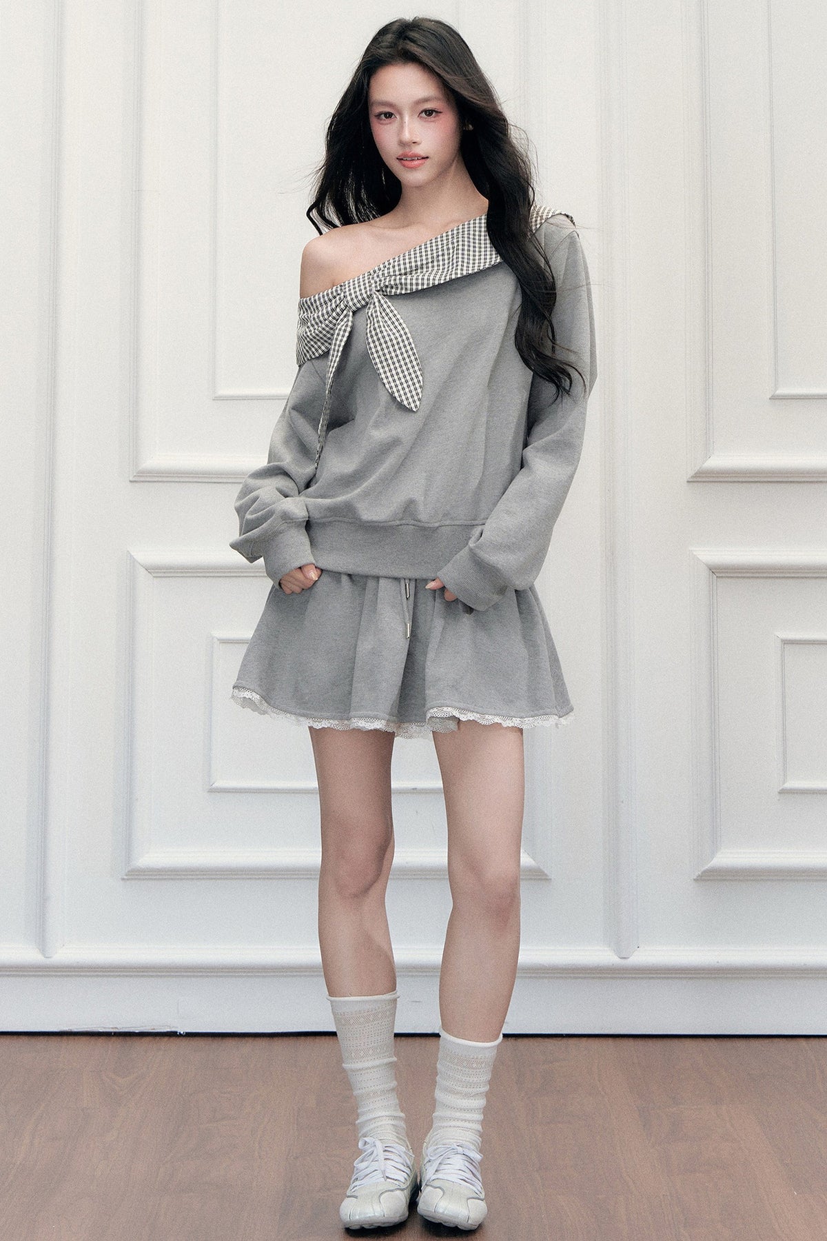 Ensemble sweatshirt épaules dénudées et jupe patchwork à carreaux