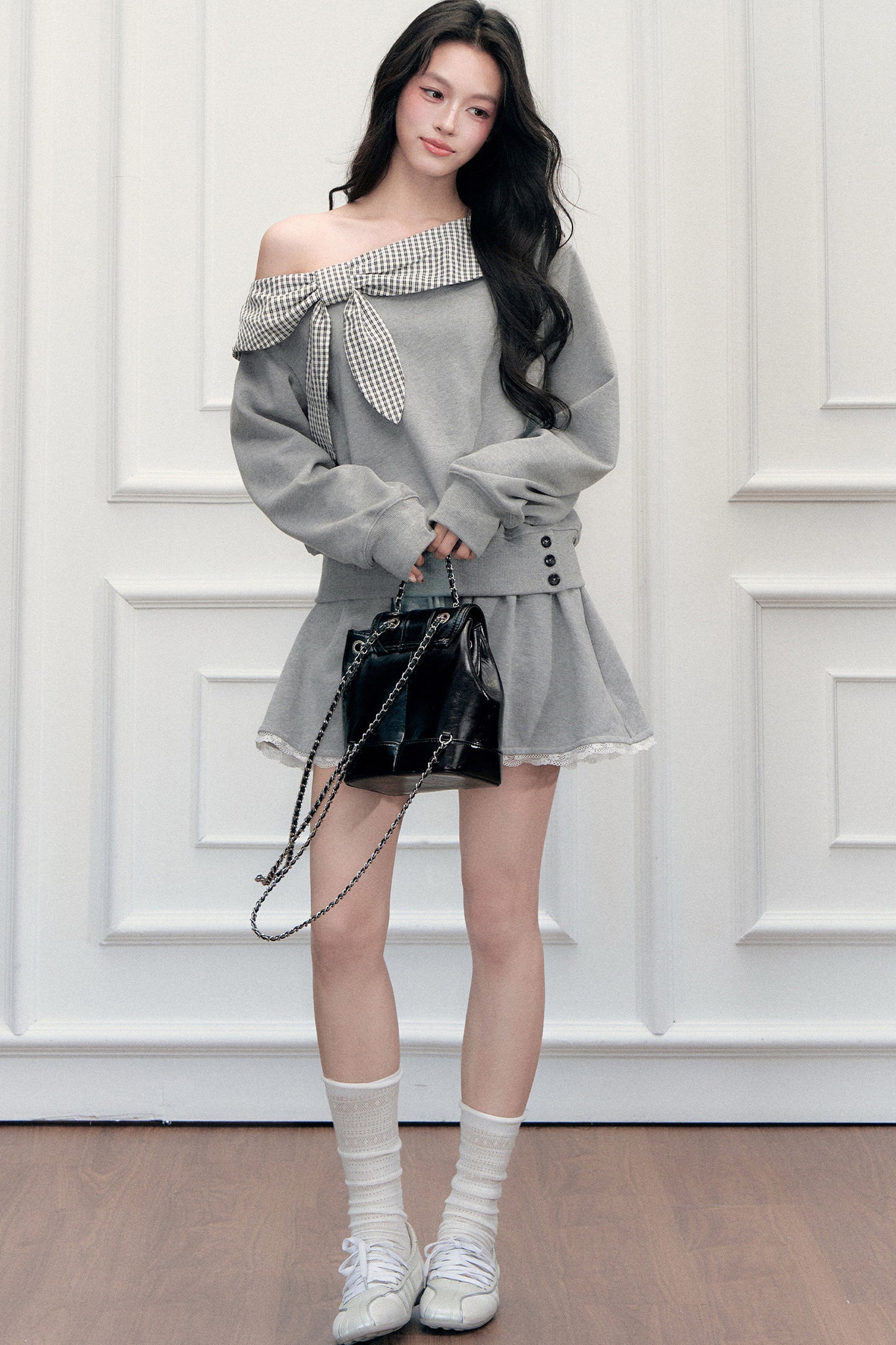 Ensemble sweatshirt épaules dénudées et jupe patchwork à carreaux