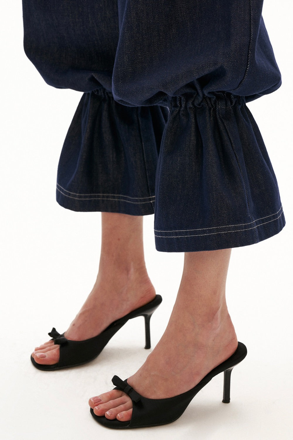 Jeans in denim a lanterna con orli a volant