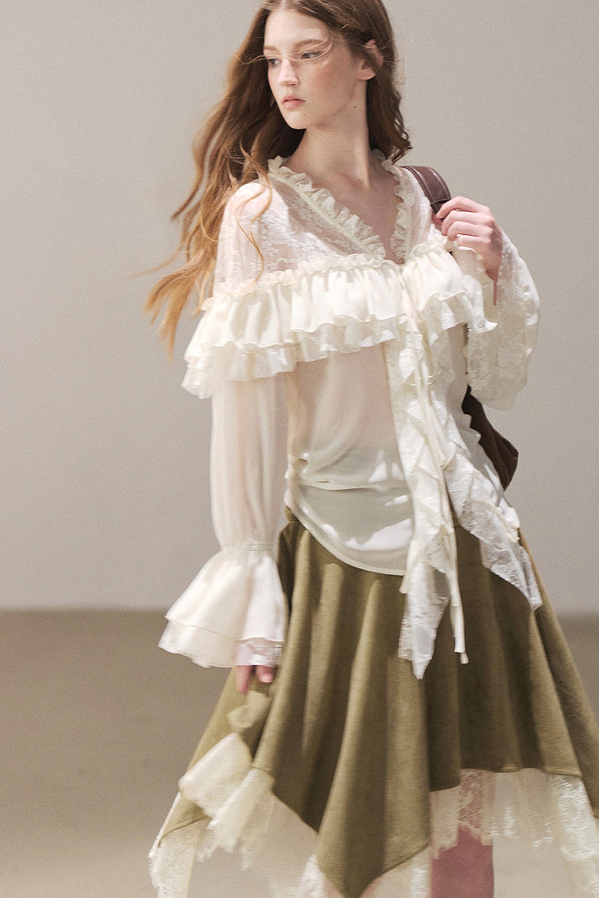 Transparentes Chiffon-Top mit Rüschen und Cut-outs