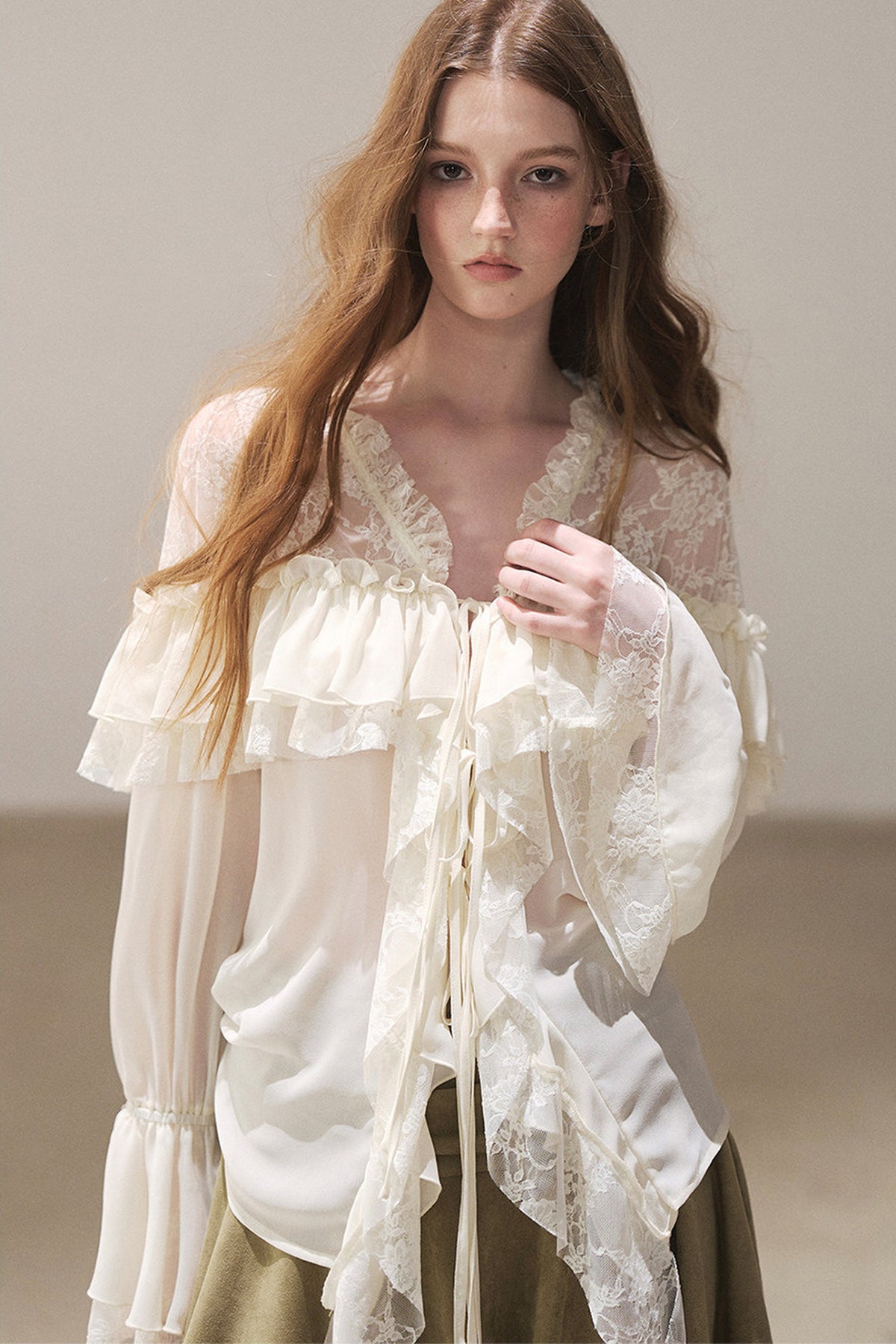 Transparentes Chiffon-Top mit Rüschen und Cut-outs