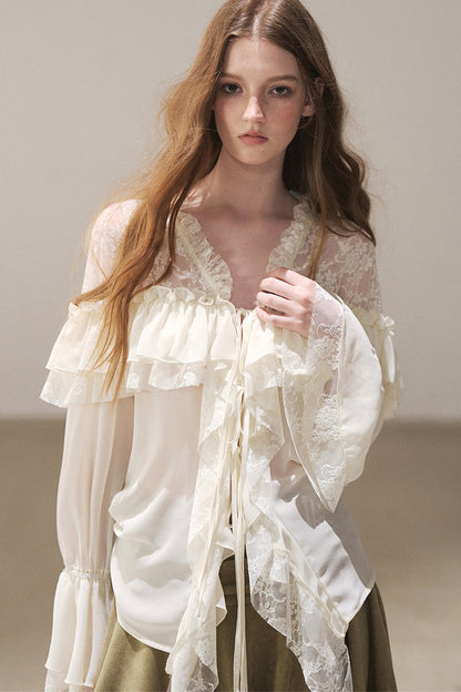Transparentes Chiffon-Top mit Rüschen und Cut-outs