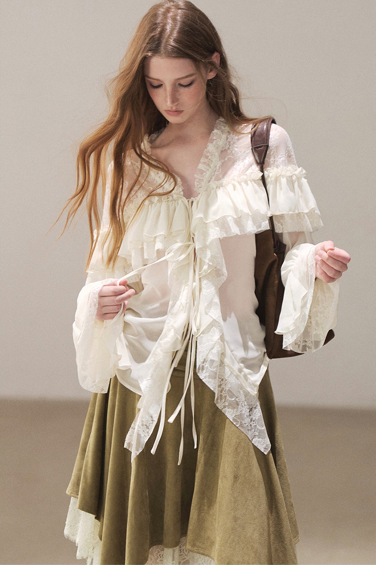 Transparentes Chiffon-Top mit Rüschen und Cut-outs