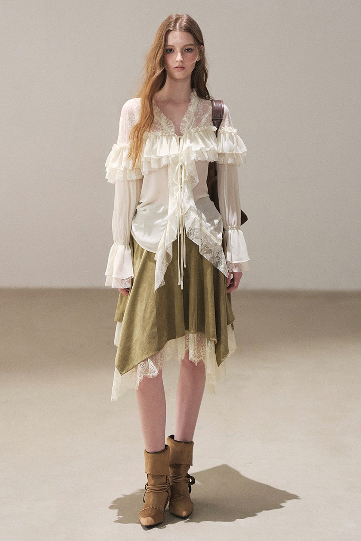 Transparentes Chiffon-Top mit Rüschen und Cut-outs