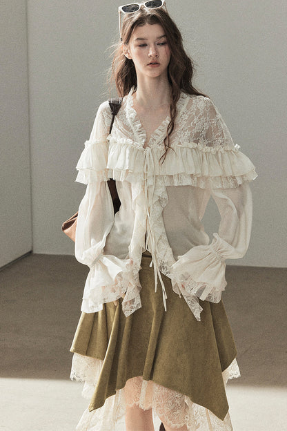 Transparentes Chiffon-Top mit Rüschen und Cut-outs
