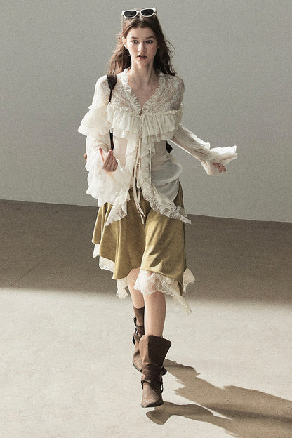 Transparentes Chiffon-Top mit Rüschen und Cut-outs