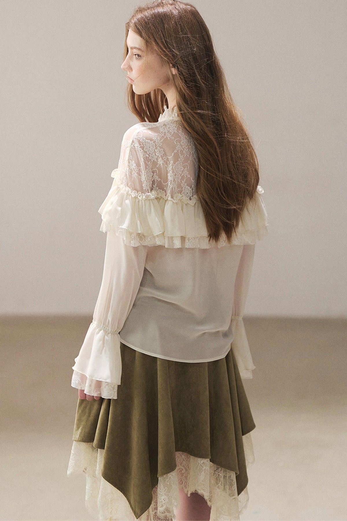 Transparentes Chiffon-Top mit Rüschen und Cut-outs