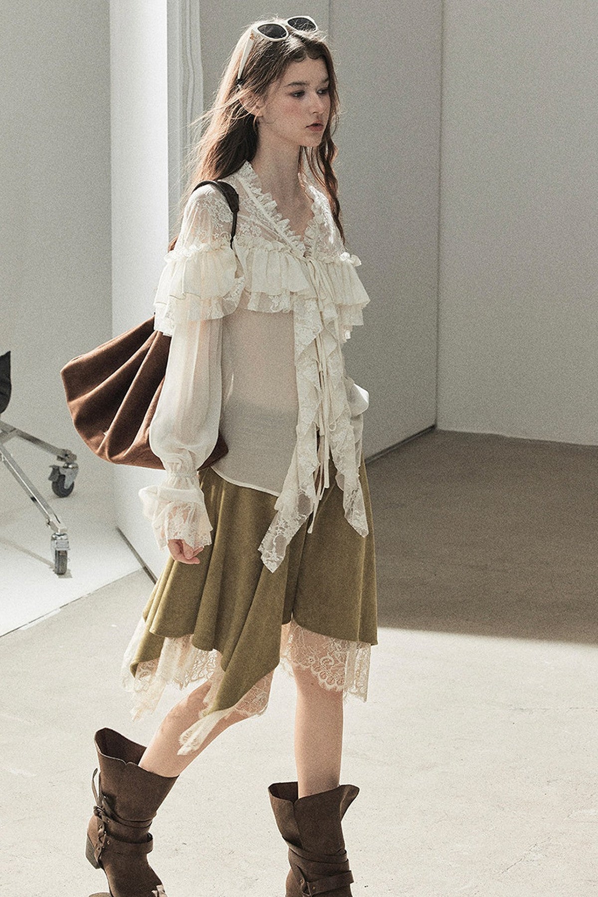 Transparentes Chiffon-Top mit Rüschen und Cut-outs