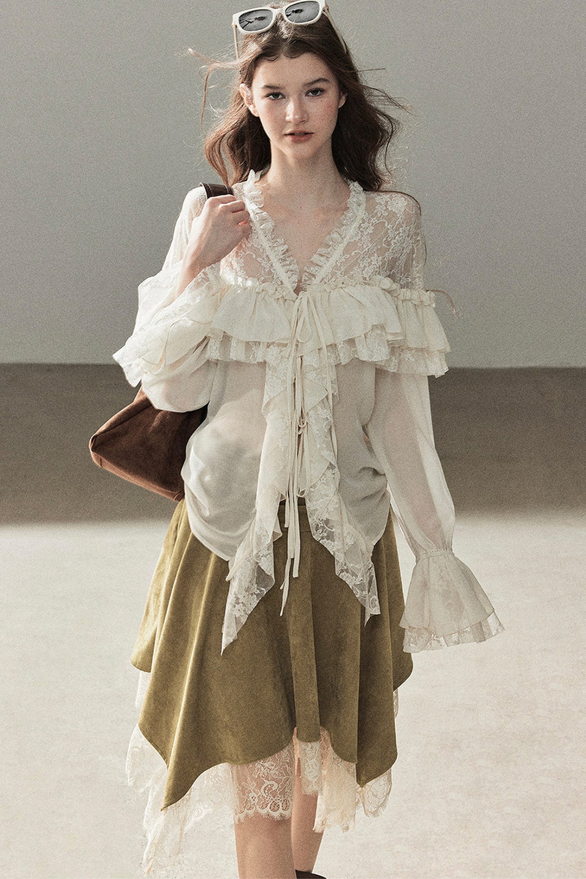 Transparentes Chiffon-Top mit Rüschen und Cut-outs