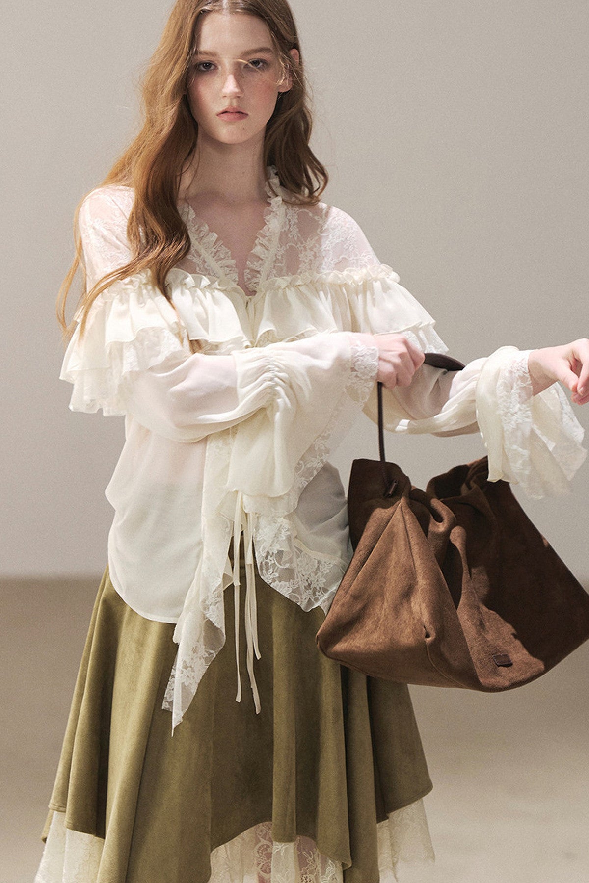 Transparentes Chiffon-Top mit Rüschen und Cut-outs