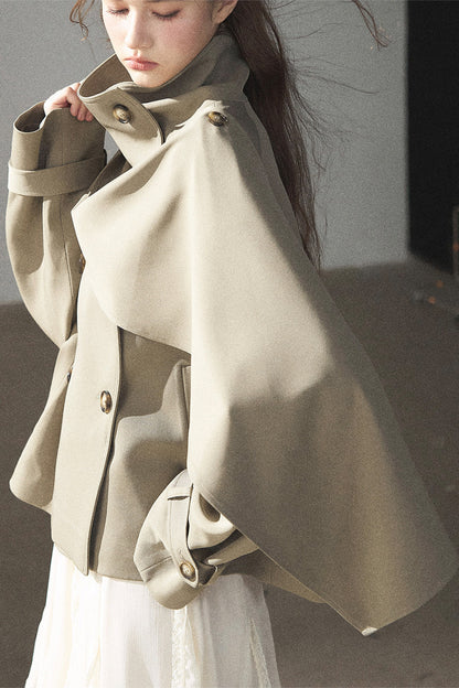 Trench corto stile britannico con collo alto