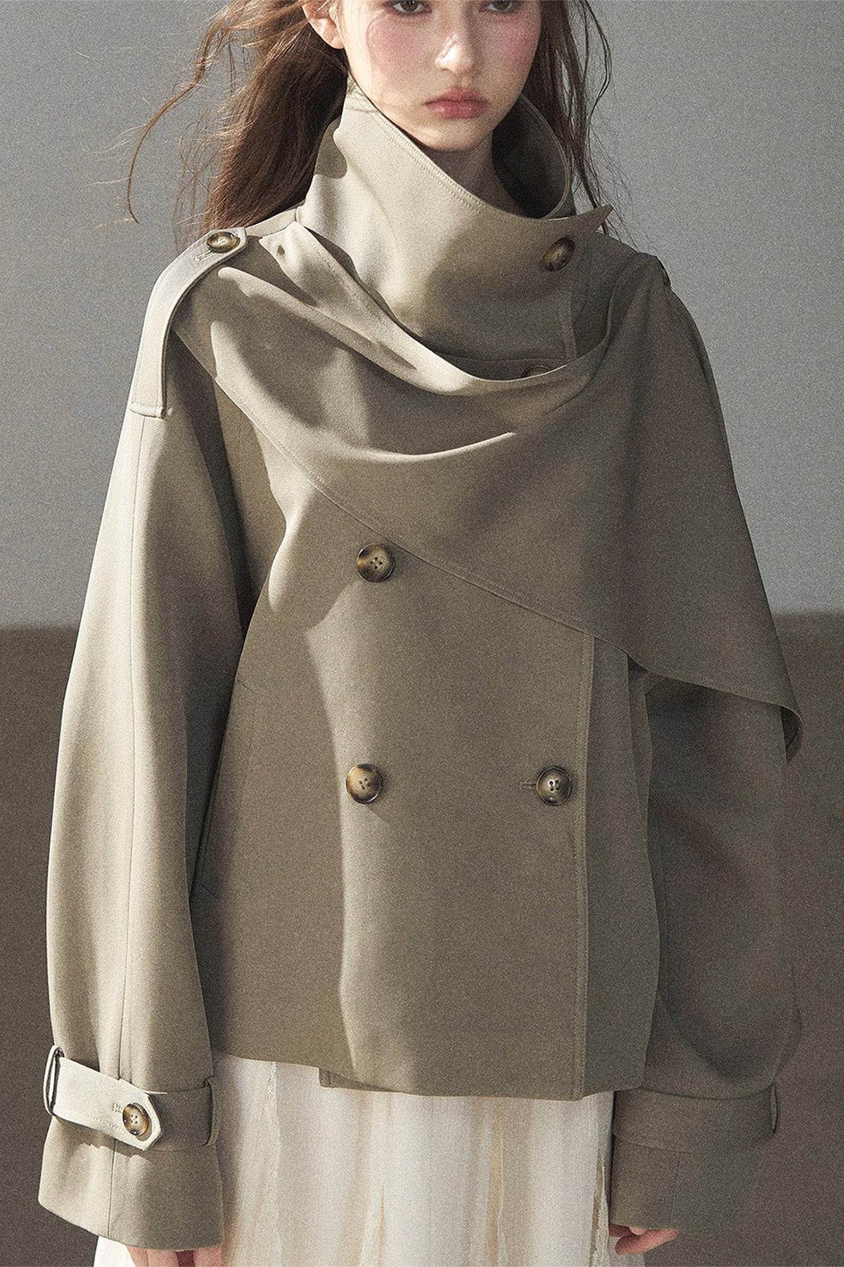 Trench corto stile britannico con collo alto