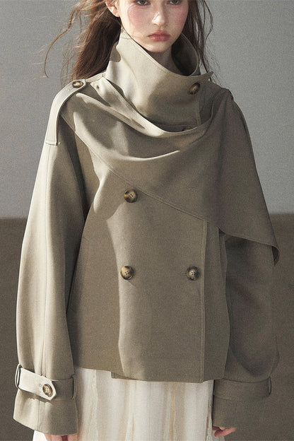 Trench corto stile britannico con collo alto