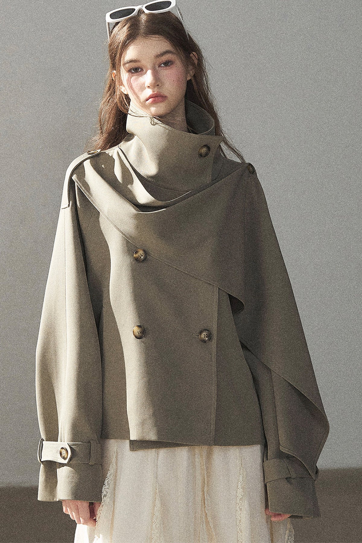 Trench corto stile britannico con collo alto