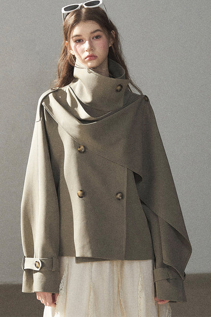 Trench corto stile britannico con collo alto