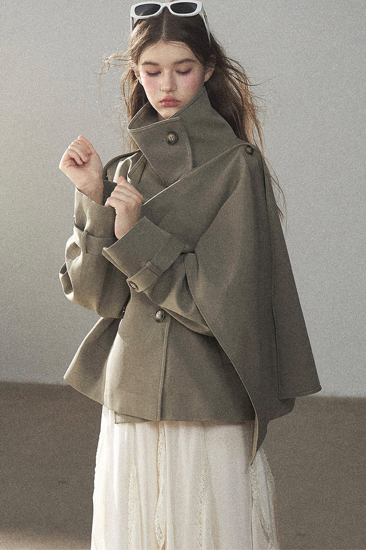 Trench corto stile britannico con collo alto