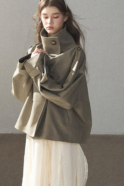Trench corto stile britannico con collo alto
