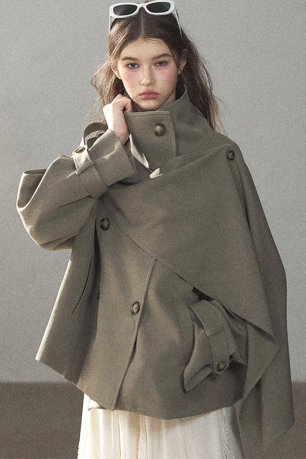 Trench corto stile britannico con collo alto
