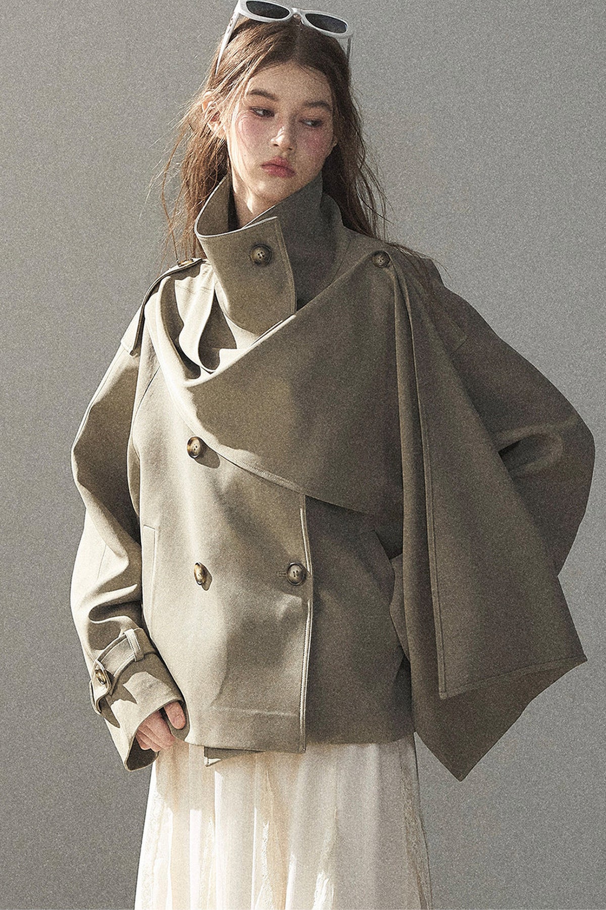 Trench corto stile britannico con collo alto