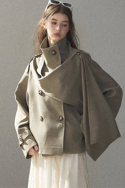 Trench corto stile britannico con collo alto