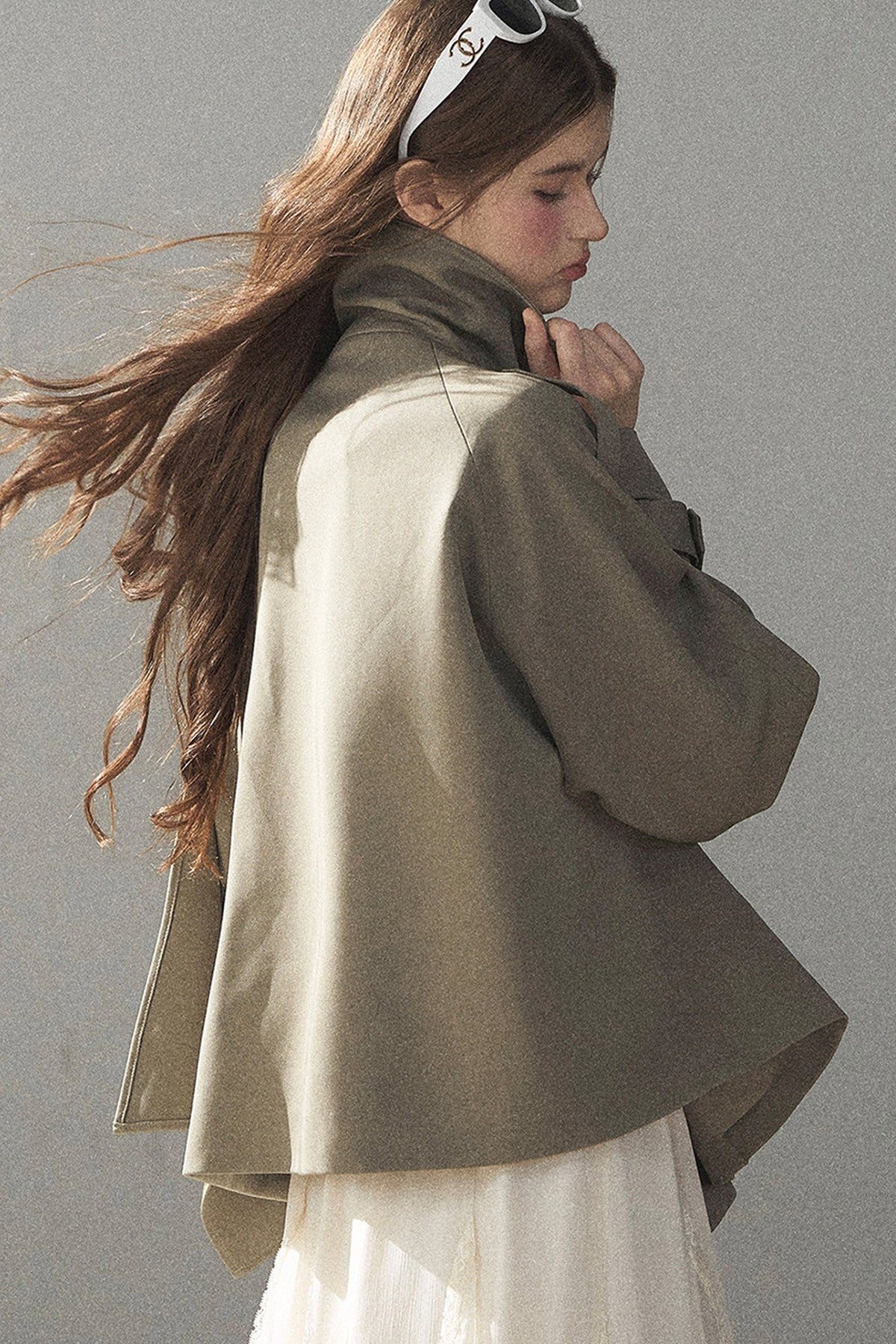 Trench corto stile britannico con collo alto