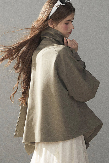 Trench corto stile britannico con collo alto