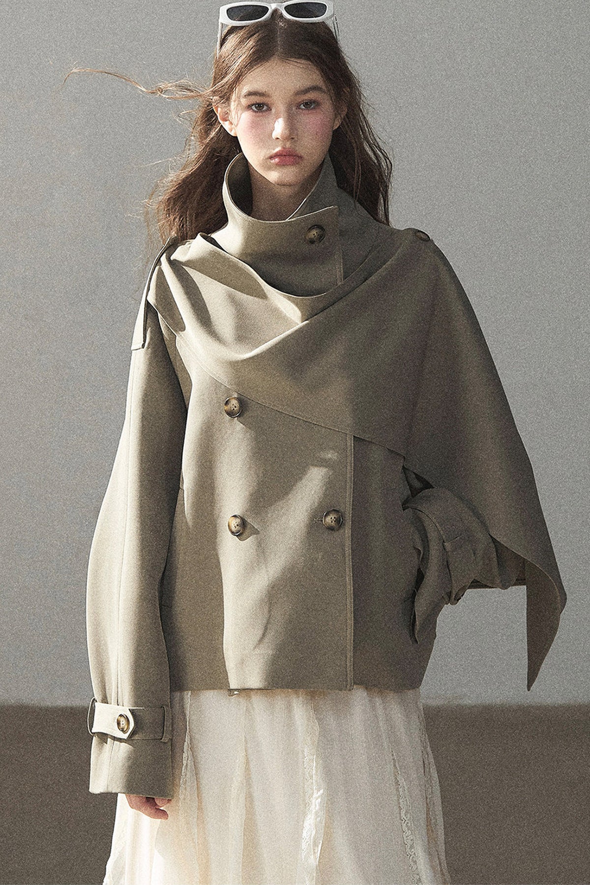 Trench corto stile britannico con collo alto
