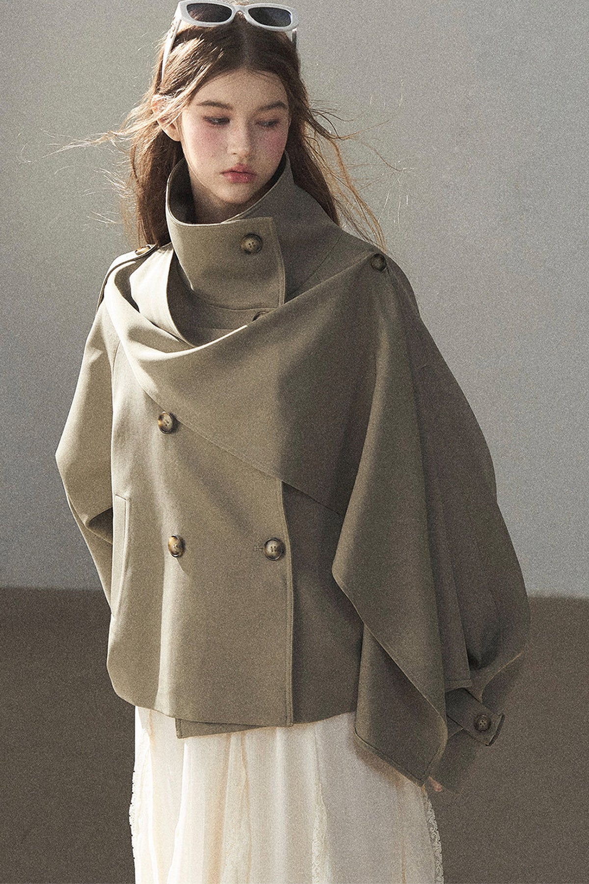 Trench corto stile britannico con collo alto