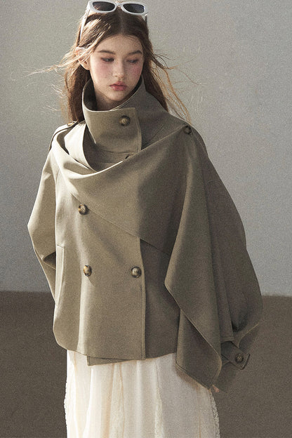 Trench corto stile britannico con collo alto