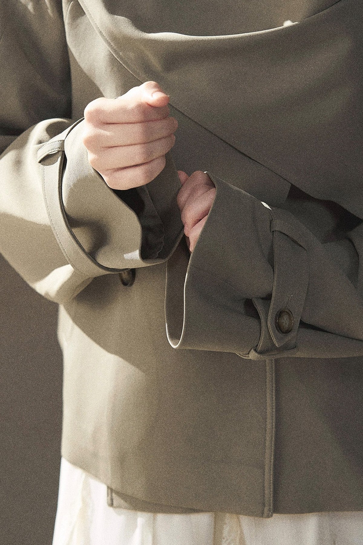 Trench corto stile britannico con collo alto