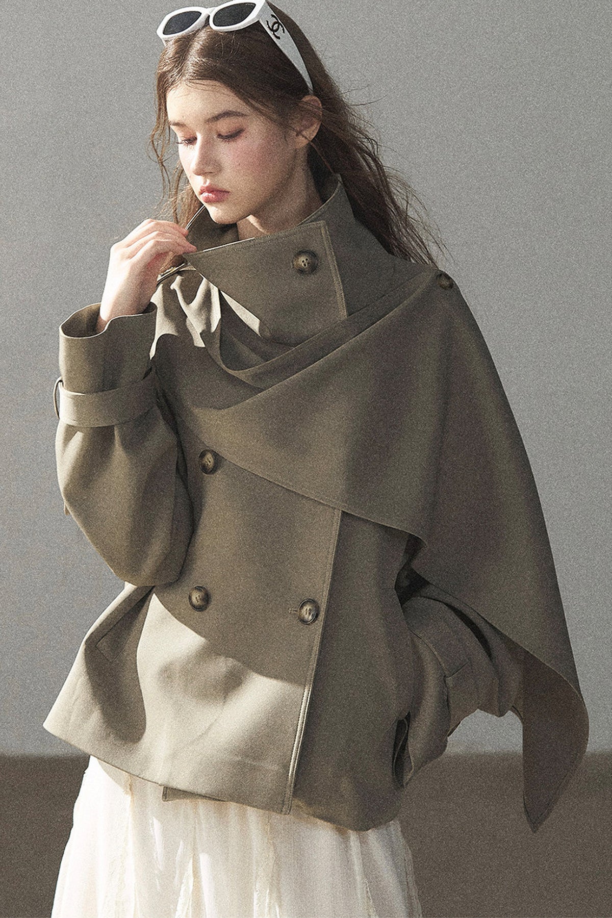 Trench corto stile britannico con collo alto