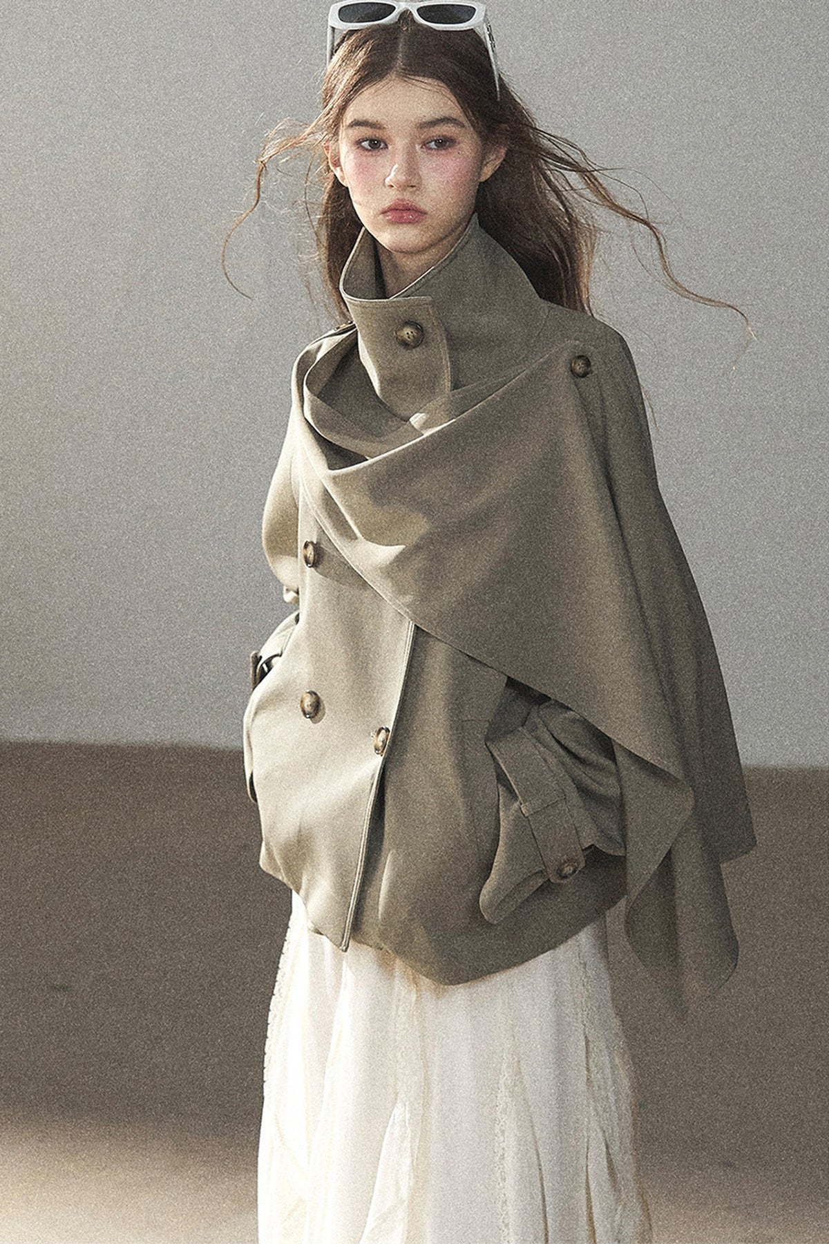 Trench corto stile britannico con collo alto