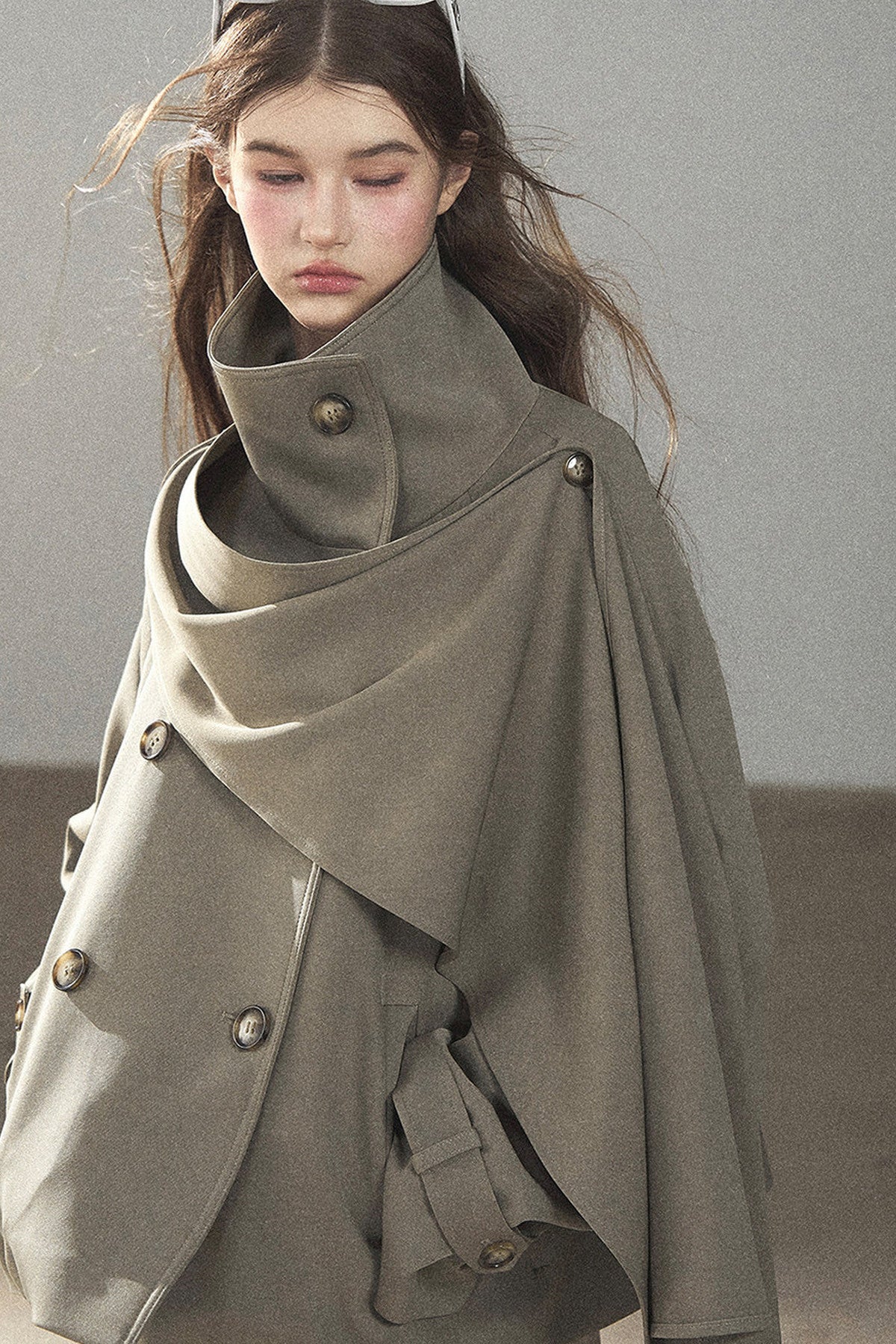 Trench corto stile britannico con collo alto