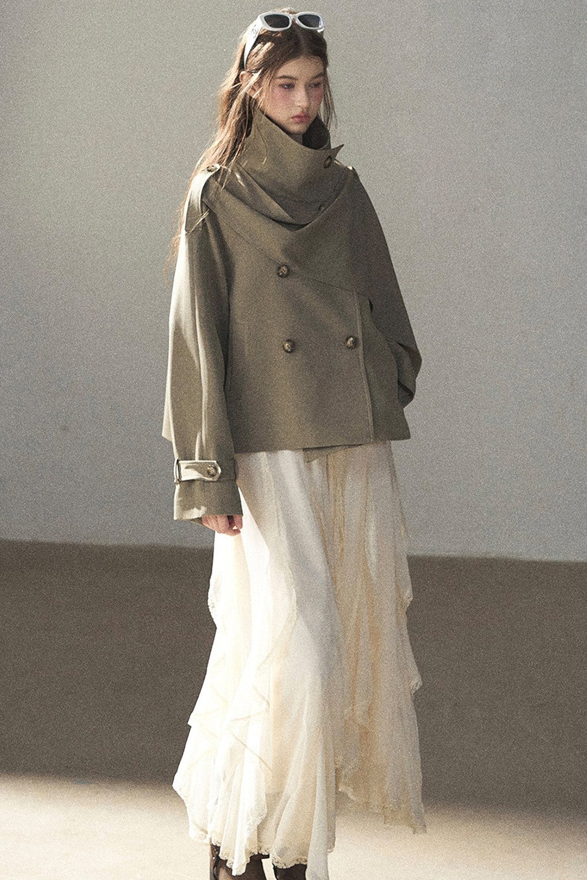 Trench corto stile britannico con collo alto