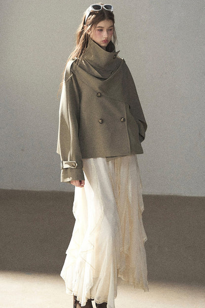 Trench corto stile britannico con collo alto