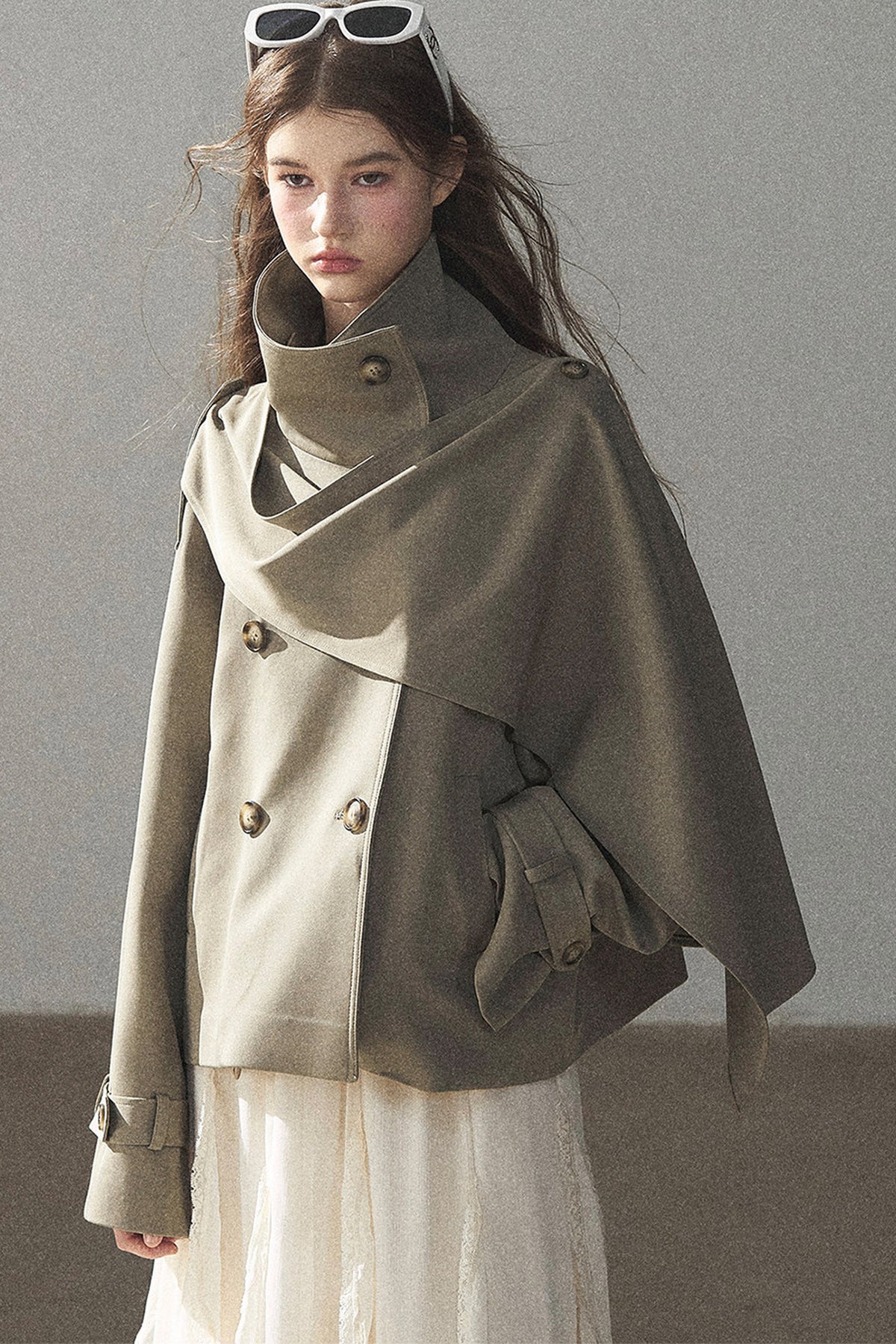 Trench corto stile britannico con collo alto