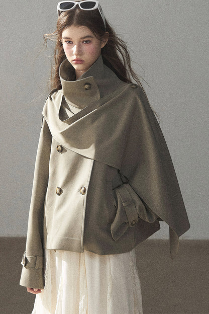 Trench corto stile britannico con collo alto