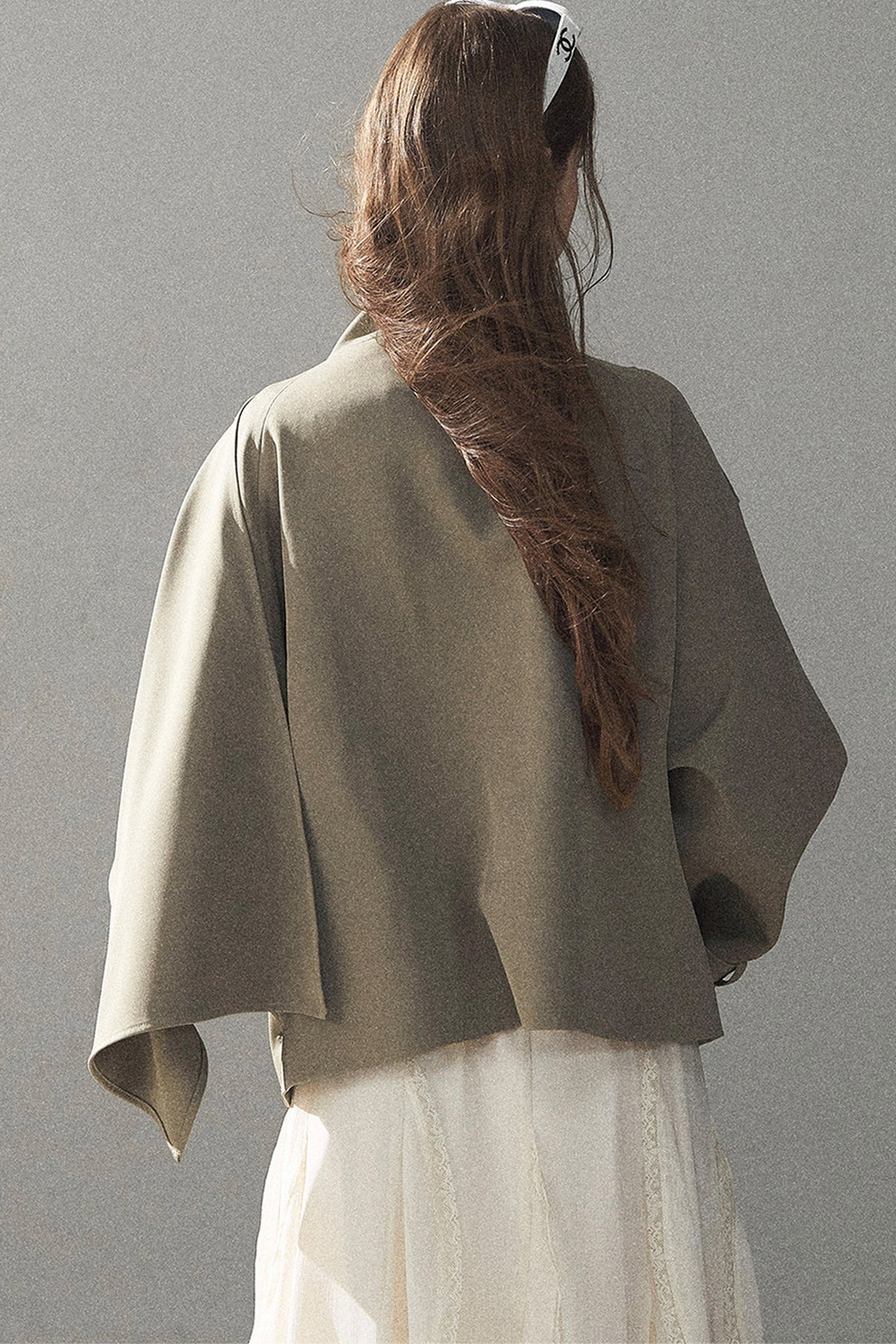 Trench corto stile britannico con collo alto
