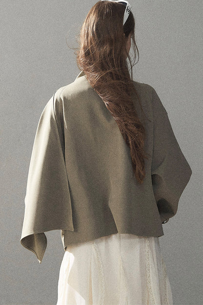 Trench corto stile britannico con collo alto