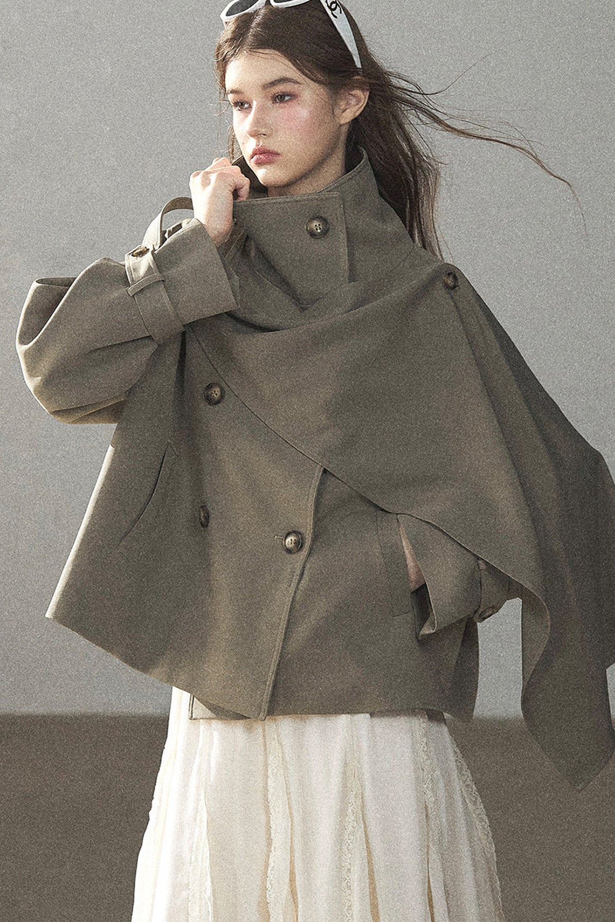 Trench corto stile britannico con collo alto