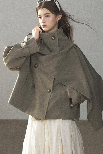 Trench corto stile britannico con collo alto