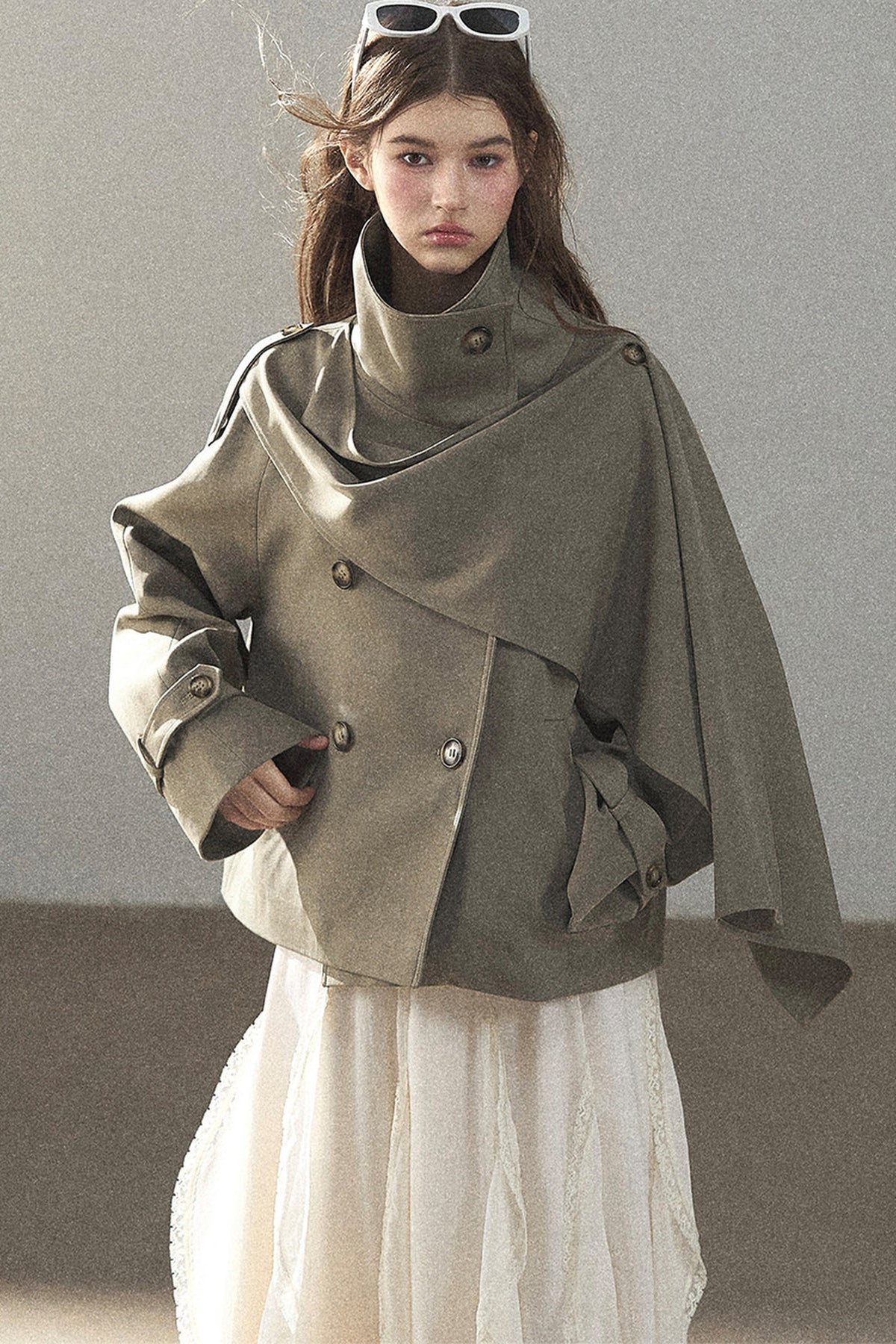 Trench corto stile britannico con collo alto