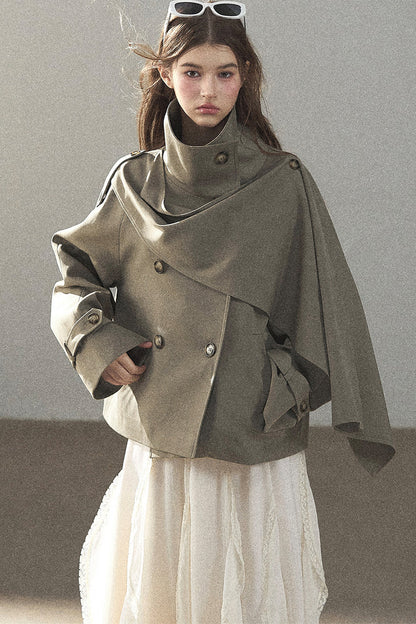 Trench corto stile britannico con collo alto