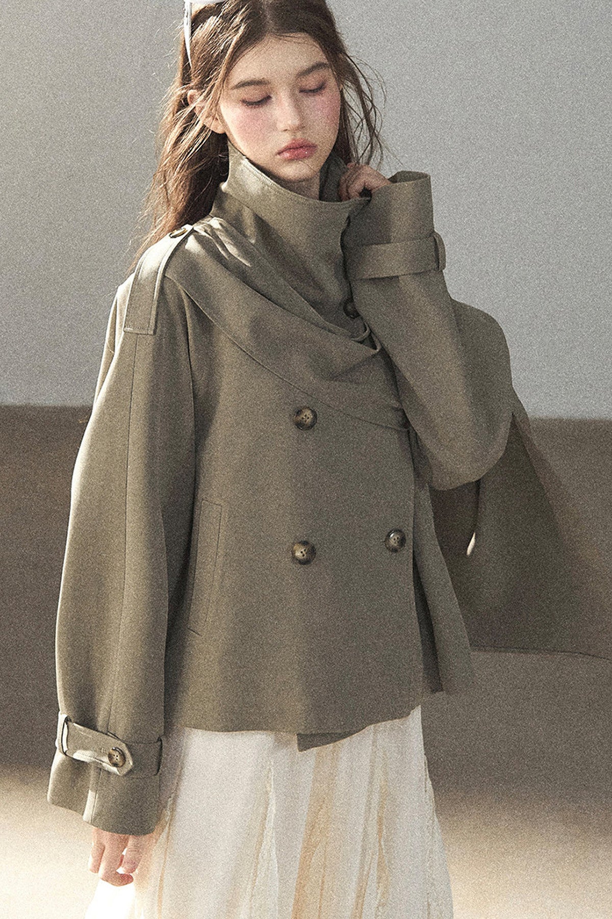 Trench corto stile britannico con collo alto