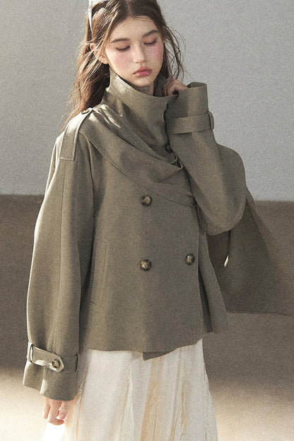 Trench corto stile britannico con collo alto
