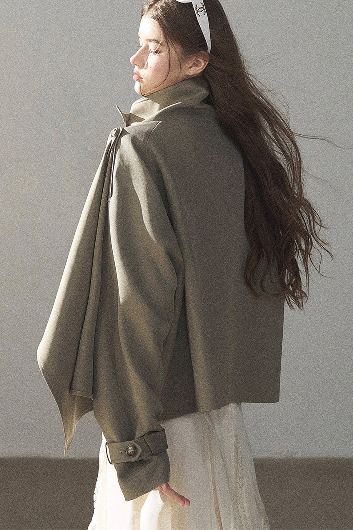 Trench corto stile britannico con collo alto