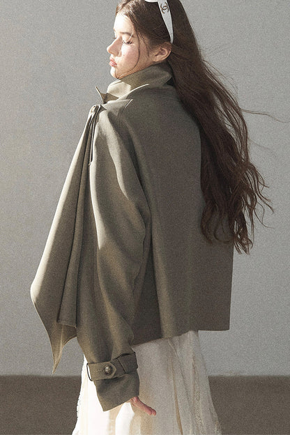 Trench corto stile britannico con collo alto