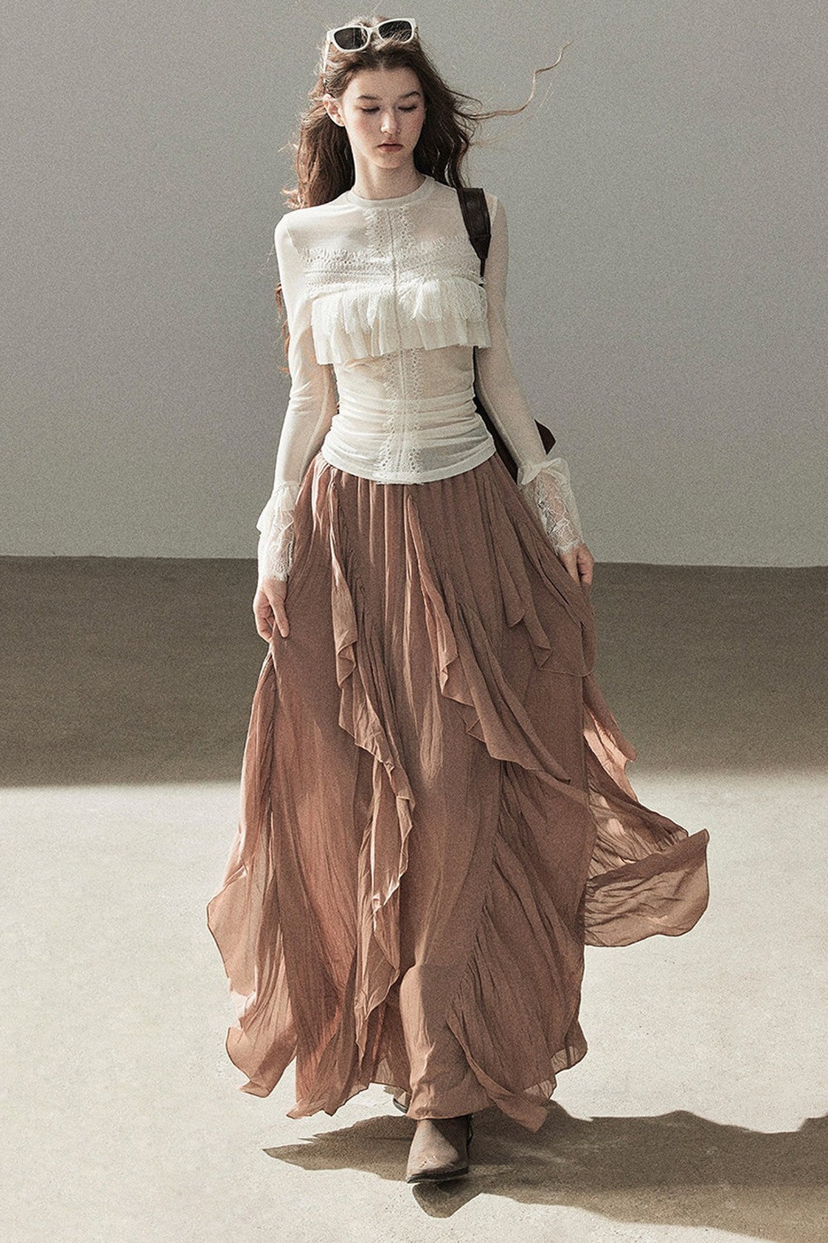 Blusa de encaje transparente con volantes y mangas acampanadas